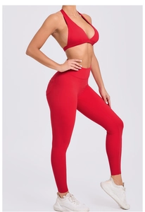 Ensemble soutien-gorge de sport dos nu et legging rouge montrant la coupe moulante