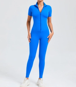 Detailansicht des hellblauen Yoga-Bodysuits mit Front-Reißverschluss und Polokragen