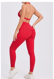 Vue détaillée de l'ensemble de yoga rouge avec brassière dos nu et legging taille haute
