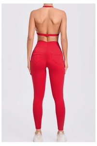 Détail du legging de yoga rouge taille haute avec effet scrunch butt et poches arrière