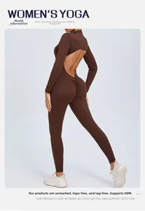 Détail du dos nu et du design froncé sur ce body de yoga marron à manches longues