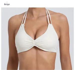 Dettaglio del reggiseno sportivo beige con spalline regolabili e design arricciato