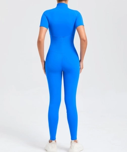 Rückansicht eines blauen Kurzarm-Yoga-Bodysuits mit figurbetonter Passform