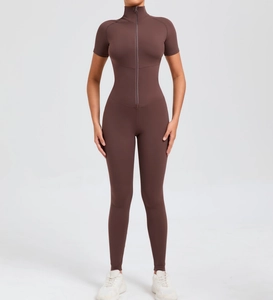 Detail des Frontreißverschlusses und Stehkragens am braunen Yoga-Jumpsuit mit kurzen Ärmeln