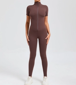 Detail eines braunen Yoga-Bodysuits mit Stehkragen und durchgehendem Frontreißverschluss