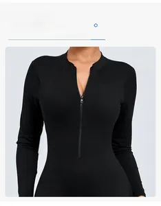 Détail de la combinaison de yoga noire ajustée avec demi-zip et col montant à manches