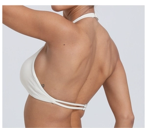 Dettaglio del reggiseno yoga bianco con spalline regolabili e fibbia sulla schiena