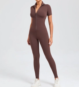 Detail eines schokobraunen Kurzarm-Yoga-Bodysuits mit Reißverschluss aus Stretchmaterial