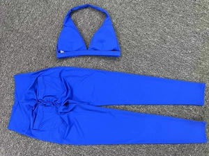Tenue de yoga bleu roi avec soutien-gorge dos nu et legging froncé sur sol pierreux
