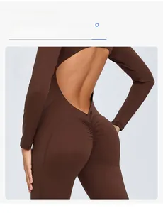 Détail du dos nu en V et de la couture froncée sur la combinaison de yoga marron