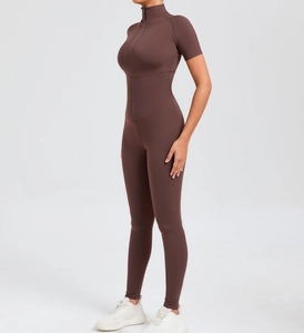 Detailansicht des dunkelbraunen Yoga-Jumpsuits mit Reißverschluss und kurzen Ärmeln