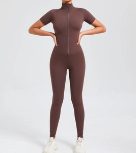 Vorderer Reißverschluss an dunkelbraunem Kurzarm-Yoga-Body mit hohem Kragen-Design