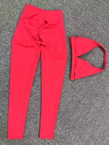 Vue détaillée de l'ensemble de yoga rouge pastèque avec legging push-up et brassière de sport