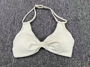 Dettaglio del gilet da yoga bianco con allacciatura al collo regolabile e design arricciato
