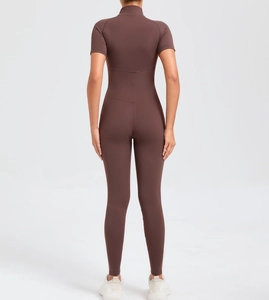 Rückansicht eines tiefbraunen Kurzarm-Yoga-Bodysuits mit figurbetonter Taillennaht-Detail