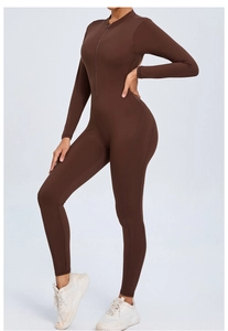 Détail d'une combinaison de yoga marron foncé à manches longues avec demi-zip