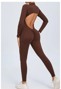Détail de la combinaison de yoga marron avec effet froncé et dos nu ergonomique