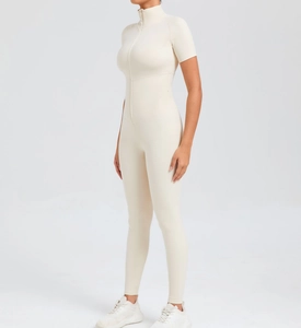 Detailaufnahme des beigen Sport-Bodysuits mit Frontreißverschluss und kurzen Ärmeln