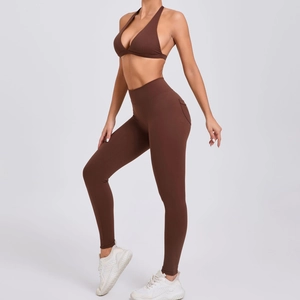Ensemble de yoga marron chocolat avec brassière dos nu et legging taille haute
