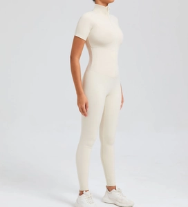 Detailaufnahme des cremeweißen Kurzarm-Yoga-Bodysuits mit halbem Reißverschluss am Kragen
