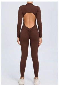 Détail de la découpe au dos et de la texture froncée sur un combishort de yoga marron