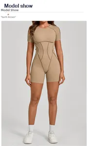 Détail du body de sport marron terre avec coutures contrastées et structure style corset
