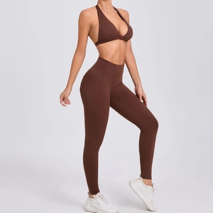 Ensemble de yoga marron chocolat avec brassière dos nu et legging taille haute à poches