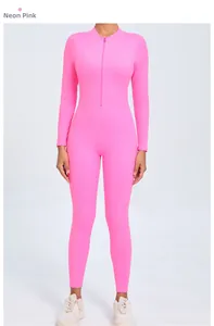 Vue détaillée du body de yoga rose néon à manches longues avec fermeture éclair et col