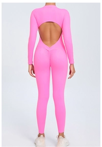 Détail de la combinaison yoga rose fluo avec dos nu et effet fessier froncé galbant