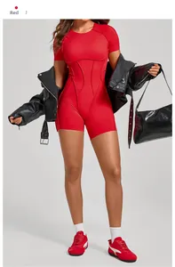 Détail du combishort de sport rouge moulant avec coutures galbantes et manches courtes