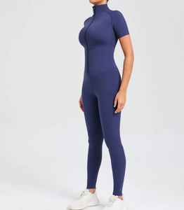 Detail eines navyblauen Yoga-Bodysuits mit kurzem Arm, Reißverschluss-Stehkragen und Slim Fit