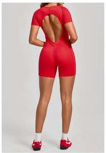 Détail du body de sport rouge avec découpe au dos et coutures de renfort robustes