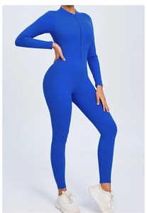Détail de la combinaison de yoga bleu klein avec col montant zippé et coupe ajustée
