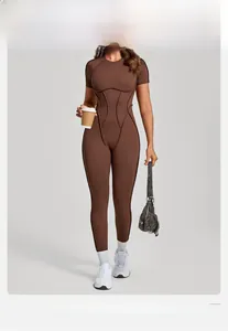 Détail d'une combinaison de yoga marron foncé avec coutures noires et coupe ajustée