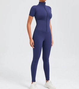 Detail von marineblauem Kurzarm-Yoga-Einteiler mit halbem Reißverschluss und Stretch-Material