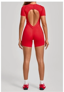 Vue détaillée d'un body rouge avec une découpe unique en forme de cœur au dos