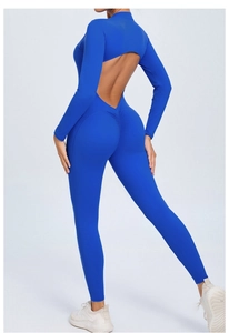 Détail arrière d'une combinaison de yoga dos nu bleu roi avec couture fessier froncée