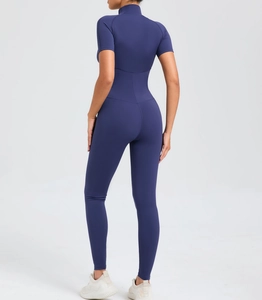 Rückansicht des eng anliegenden dunkelblauen Yoga-Jumpsuits mit strukturellen Nähten