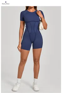 Détail du combishort de yoga bleu marine avec coutures décoratives de style corset chic