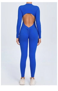 Détail d'une combinaison de yoga bleue à manches longues avec découpe au dos et fronces