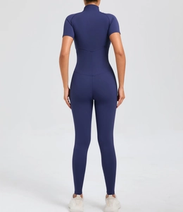 Rückansicht des dunkelblauen Yoga-Overalls mit V-förmiger Rückennaht und schmaler Passform
