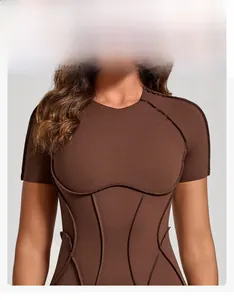 Vue détaillée du body de sport marron foncé avec coutures profilées en trois dimensions