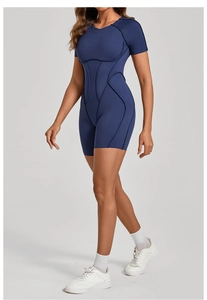 Détail de la barboteuse de sport bleu foncé avec coutures amincissantes et dos nu moderne