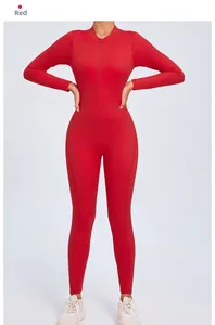 Détail d'une combinaison de yoga rouge avec fermeture éclair et coutures renforcées