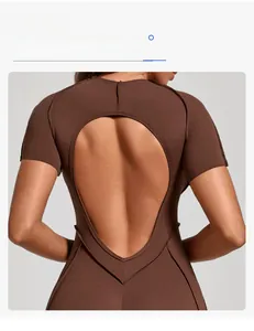 Gros plan du design dos nu élégant et du tissu en maille élastique sur le body de sport