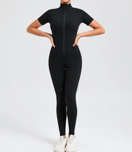 Detailaufnahme des Frontreißverschlusses am schwarzen kurzärmeligen Yoga-Einteiler