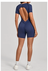 Détail du dos nu en U sur cette combinaison de yoga une pièce en bleu marine