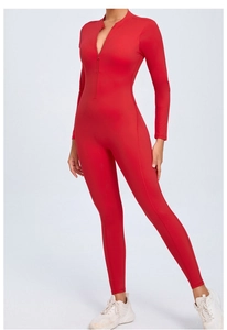 Détail d'un body de yoga rouge à manches longues avec fermeture éclair et coupe compression