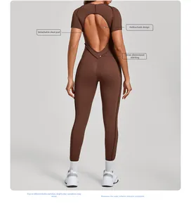 Détail du design dos nu et des coutures renforcées de la combinaison de yoga marron