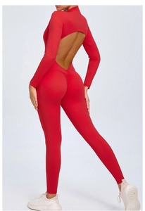 Détail de la combinaison de yoga rouge à manches longues avec dos nu et effet fessier froncé